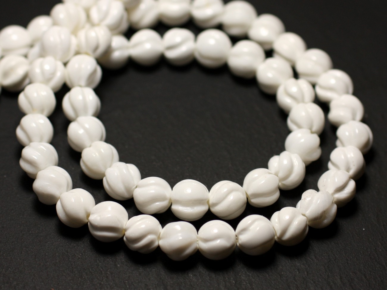Perles de Nacre blanche irisée Boules 6mm Fil 39cm 65pc env
