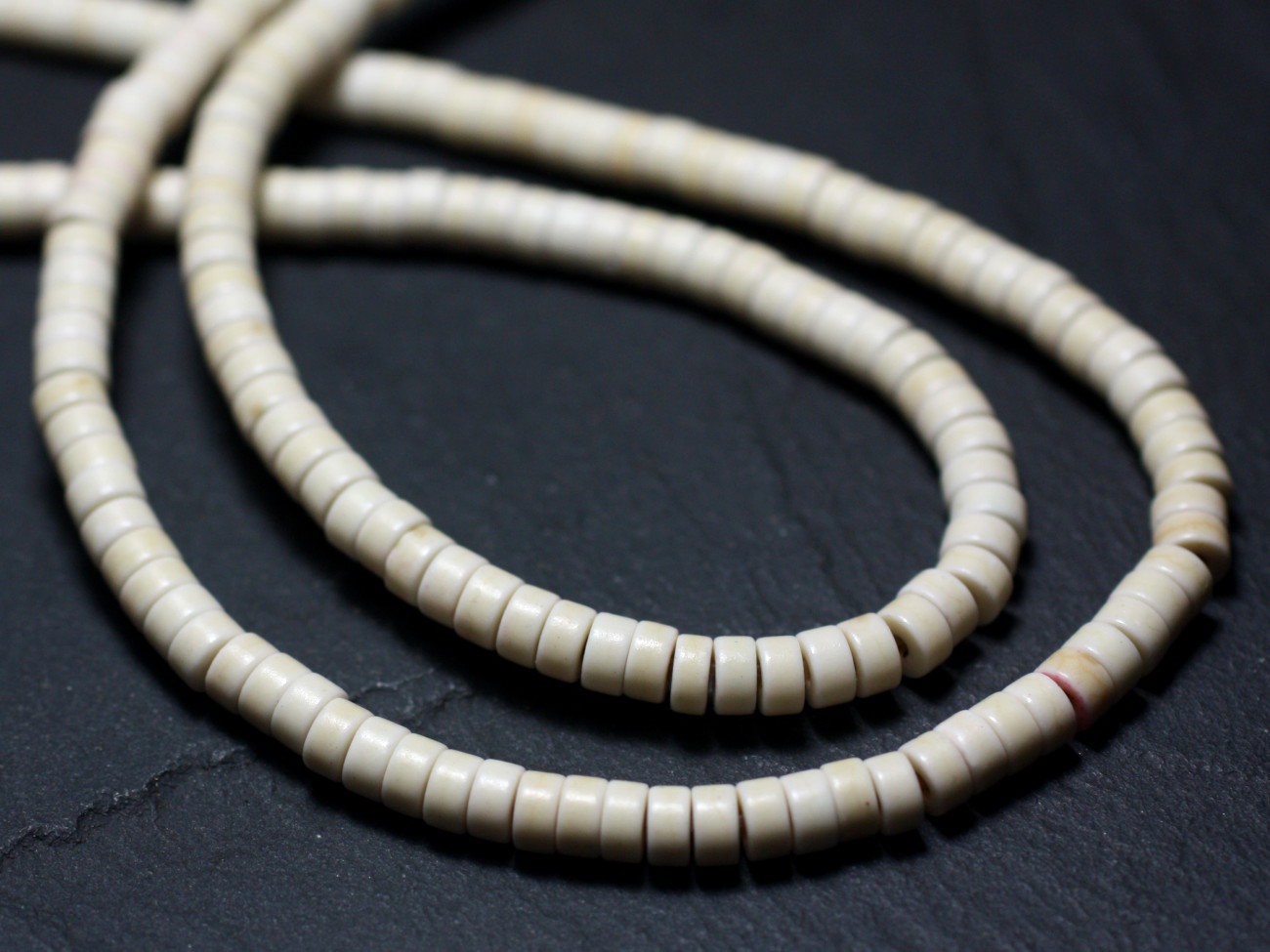 Fil 39cm 160pc env - Perles de Pierre Turquoise Synthèse Rondelles 4x2mm Blanc