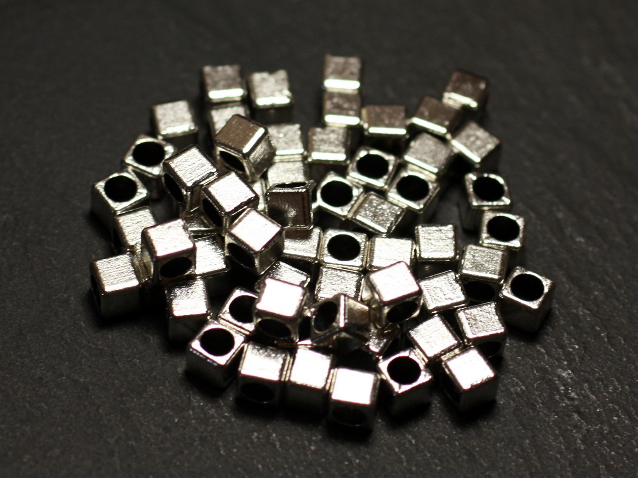 40pc - Perles Métal argenté Cubes 4mm gros trou 2.5mm - 8741140021174 
