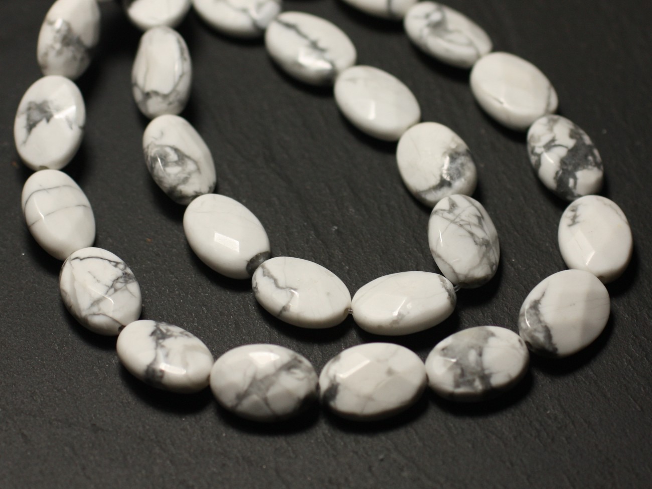 2pc - Perles de Pierre - Howlite Ovales Facettés 14x10mm - 8741140019560 