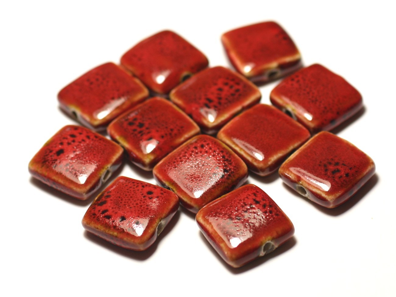 50pc - Perles Céramique Porcelaine Carrés 16-18mm Rouge tacheté - 8741140027770