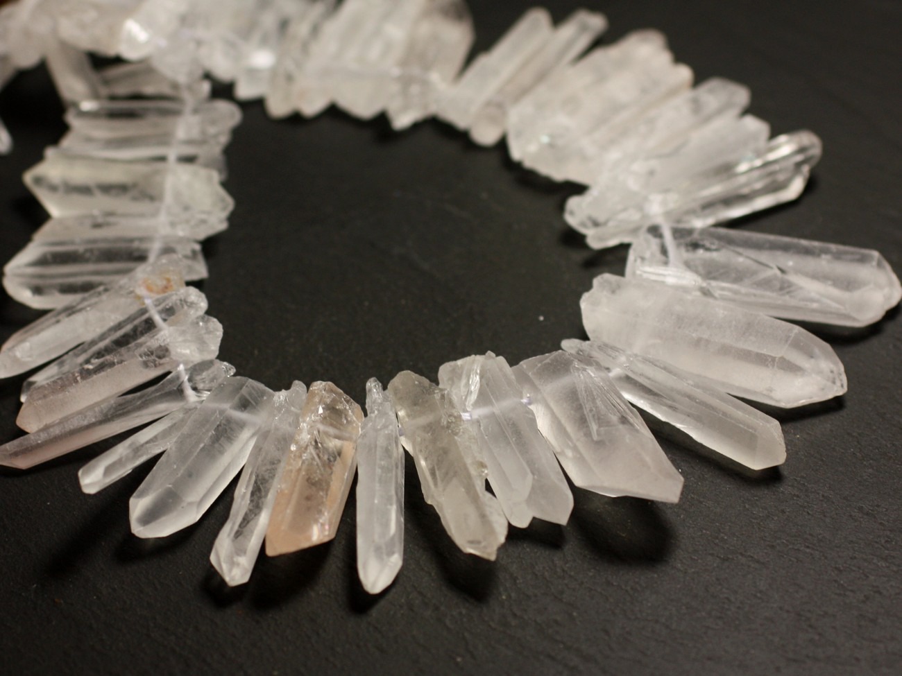 4pc - Perles de Pierre - Cristal Quartz Brut Pointes 15-43mm - 8741140015579 