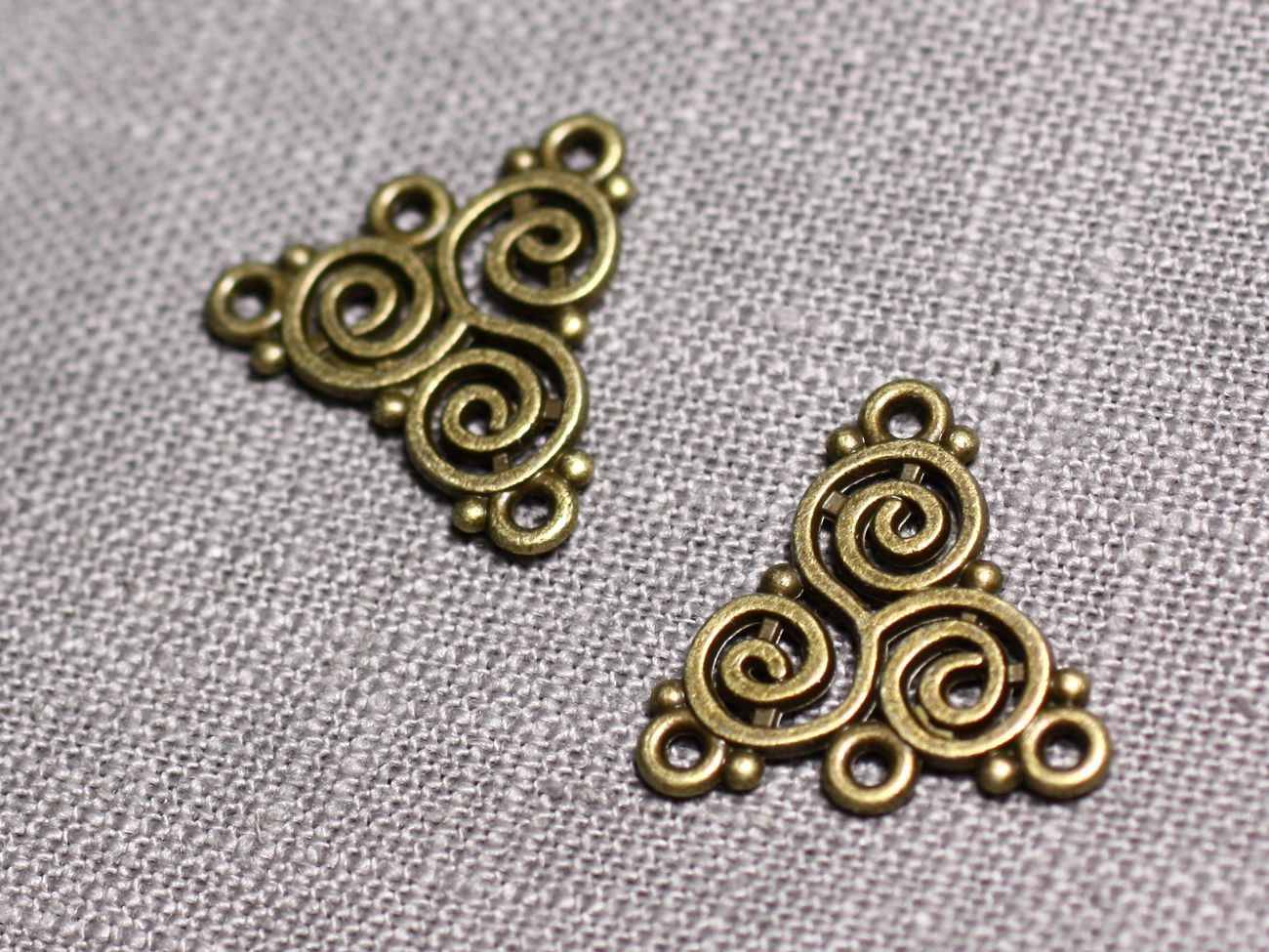 10pc - Connecteurs Pendentifs Boucles d'oreilles Métal Bronze Triangles Spirales 19mm - 4558550095244 