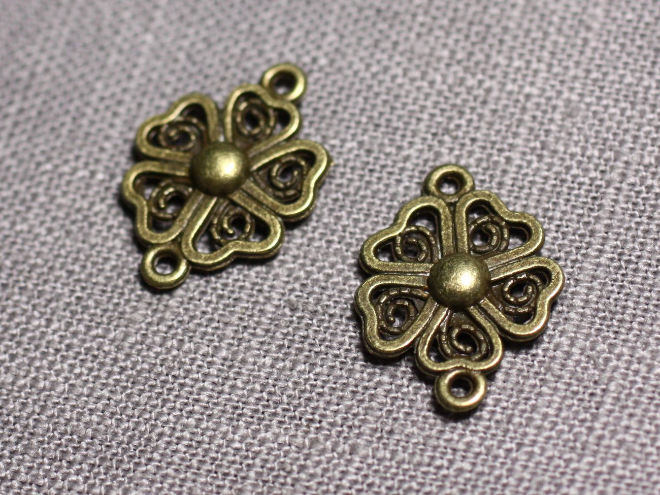 10pc - Connecteurs Pendentifs Boucles d'oreilles Métal Bronze Fleur Trèfle 4 Feuilles 20mm - 4558550095282 