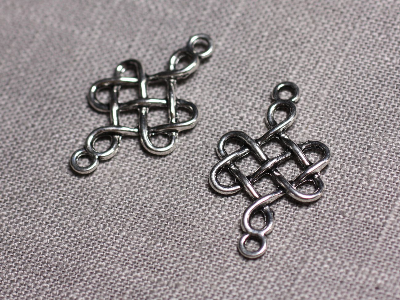 10pc - Connecteurs Pendentifs Boucles d'oreilles Métal Argenté Croix Noeud Celtique 31mm - 4558550095343 