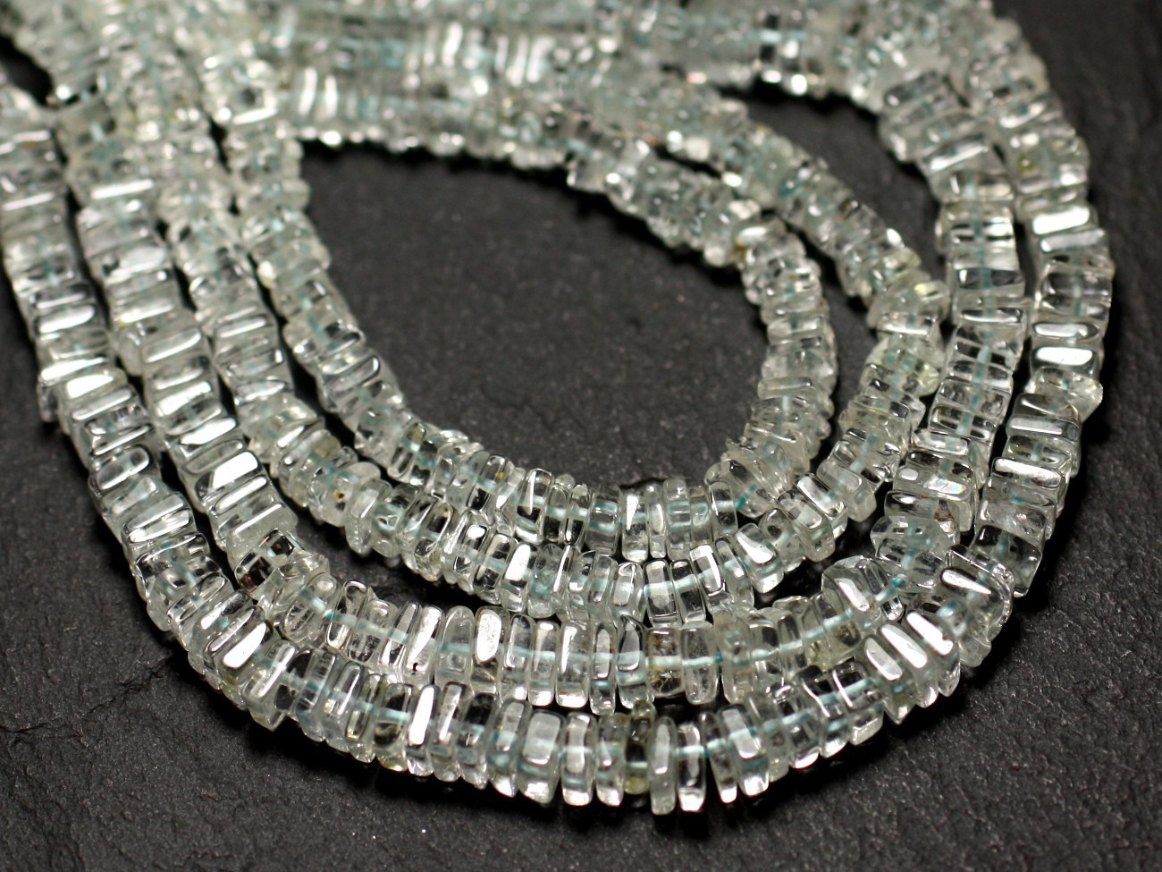 10pc - Perles de Pierre - Aigue Marine Carrés Heishi 3-4mm - 8741140008885 