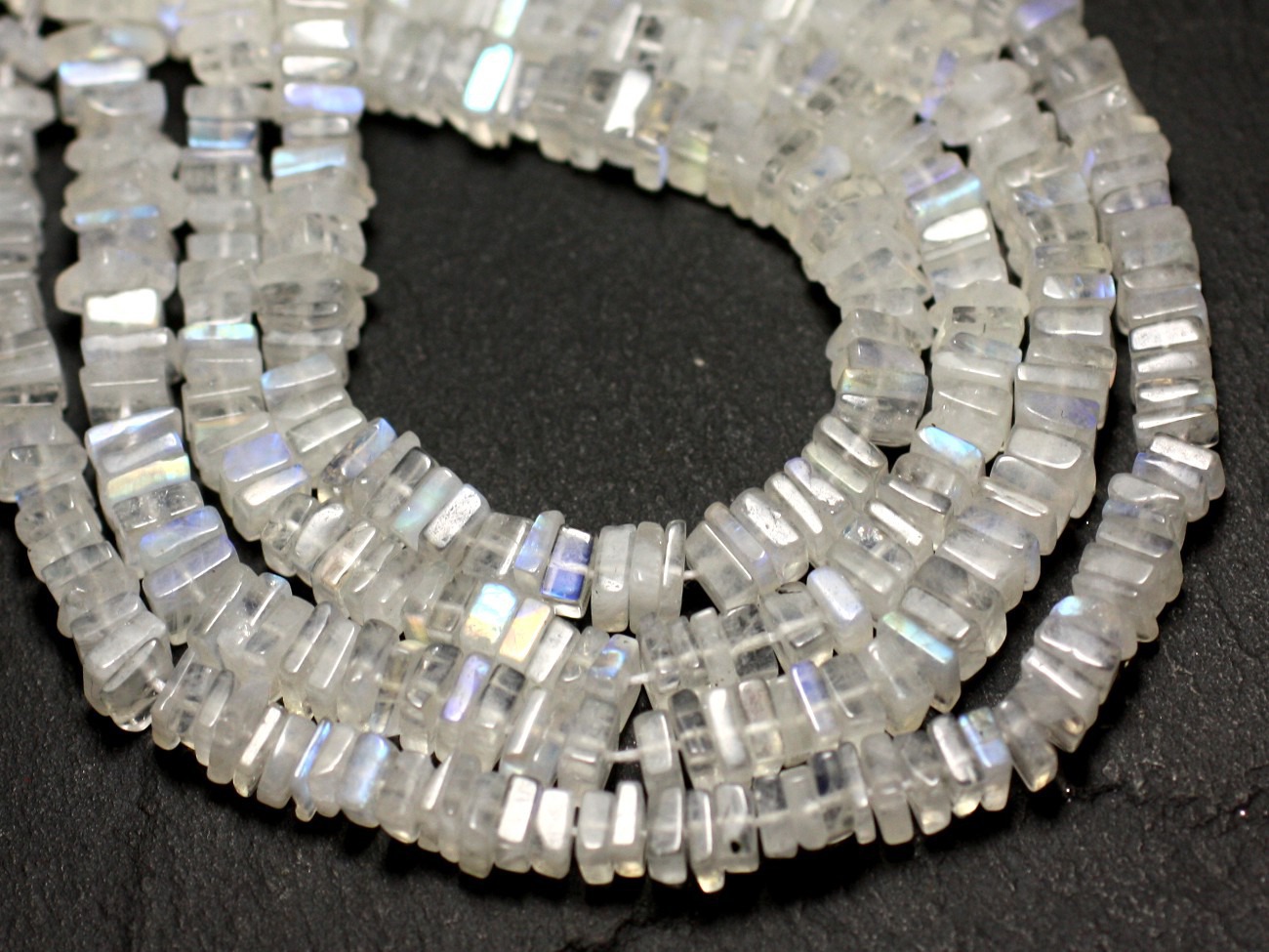 10pc - Perles de Pierre - Pierre de Lune blanche arc en ciel Carrés Heishi 3-4mm - 8741140008939 
