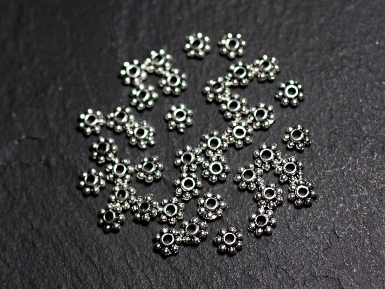 100pc env - Perles Métal argenté qualité Rondelles points fleurs 4mm - 8741140003637 