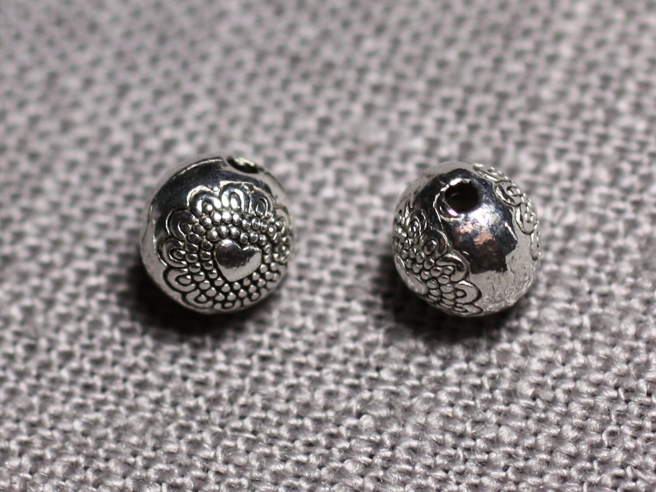 20pc - Perles Métal argenté Rondes 6mm Coeurs - 4558550095138 