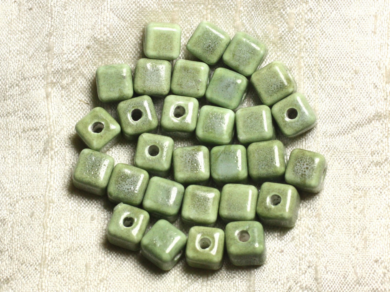 10pc - Perles Céramique Cubes 10mm Perçage 3mm Vert amande  4558550008336 