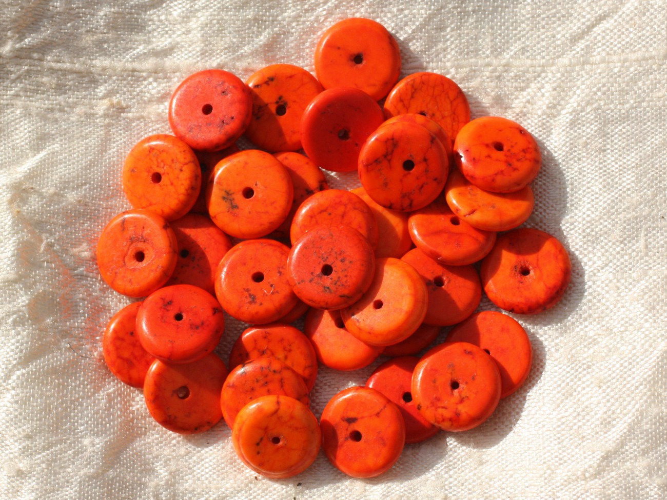 20pc - Perles Turquoise synthèse Rondelles 12 x 2-3mm Orange -  4558550016300 