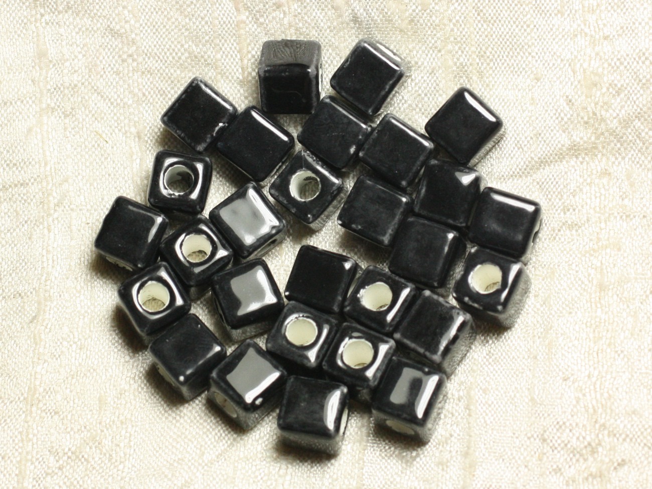 10pc - Perles Céramique Cubes 9-10mm Perçage 4.5mm Noir   4558550007469 