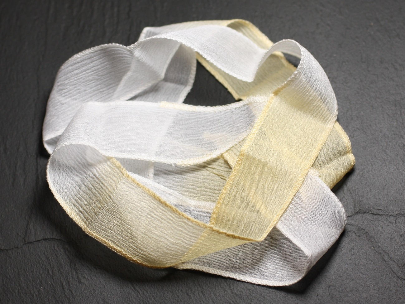 1pc - Collier Ruban Soie teint à la main 85 x 2.5cm Blanc Jaune pastel (ref SOIE108) -  4558550039453 