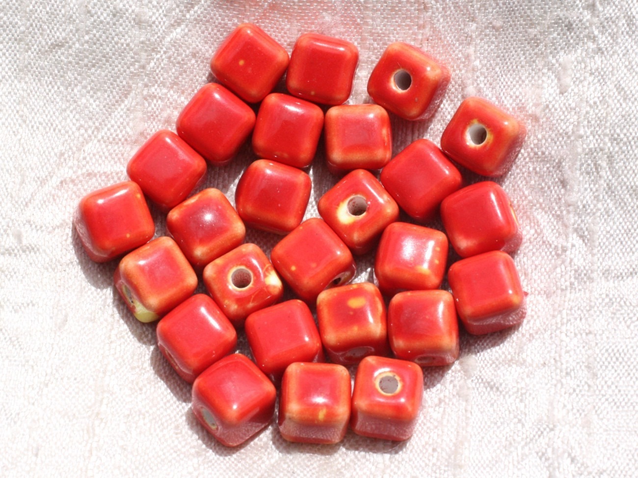 10pc - Perles Céramique Cubes 10mm Perçage 3mm Rouge   4558550009432 