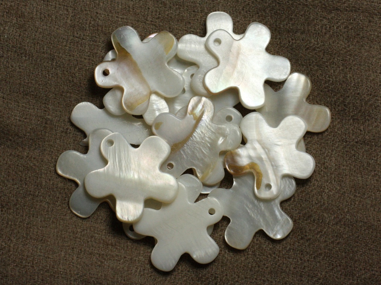 4pc - Perles Breloques Pendentifs Nacre Blanche Fleurs 27mm   4558550012357 