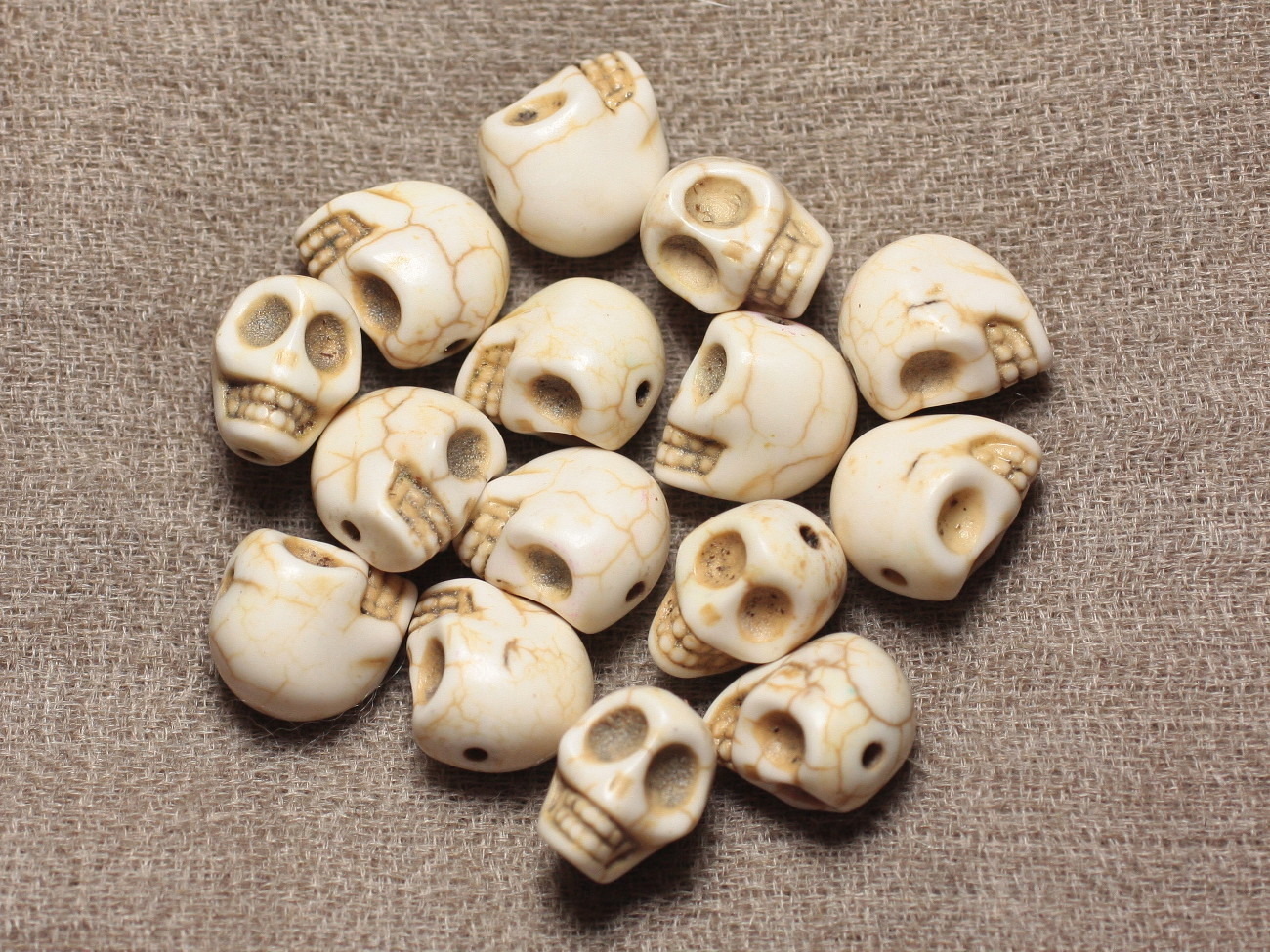 10pc - Perles de Pierre Magnésite - Crâne Tête de Mort 14x10mm Blancs   4558550007544