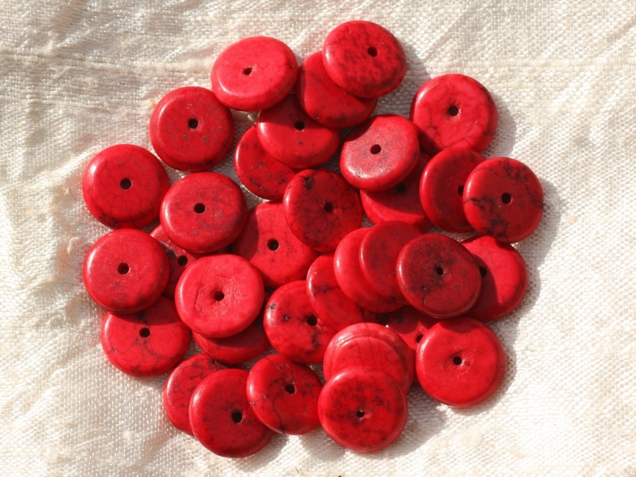 20pc - Perles Turquoise synthèse Rondelles 12 x 2-3mm Rouge   4558550016201