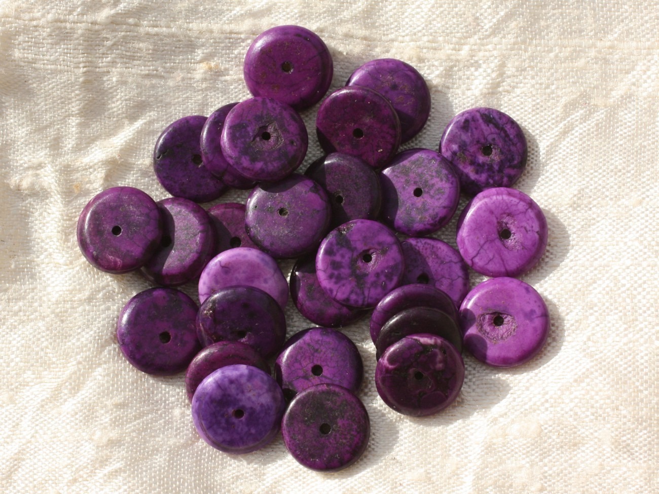 20pc - Perles Turquoise synthèse Rondelles 12 x 2-3mm Violet   4558550016287