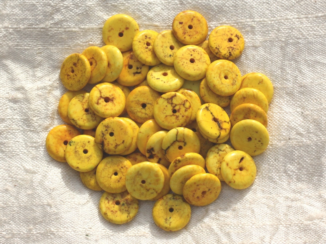 20pc - Perles Turquoise synthèse Rondelles 12 x 2-3mm Jaune   4558550016348