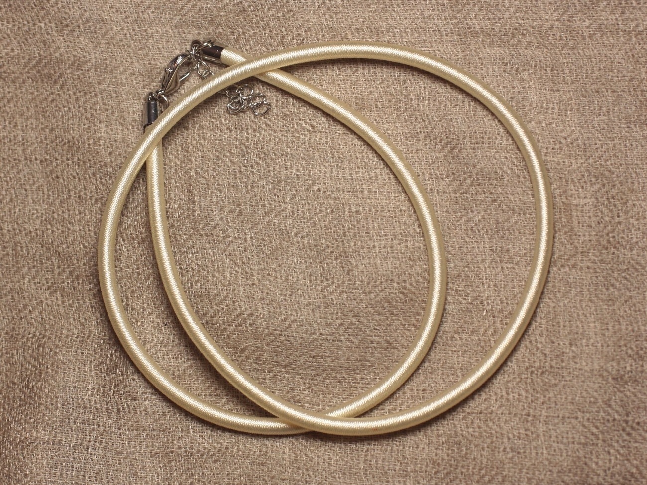 1pc - Collier Tour de cou 46cm Tissu Satin Soie Rond 3mm Blanc Crème Ivoire - 7427039735995