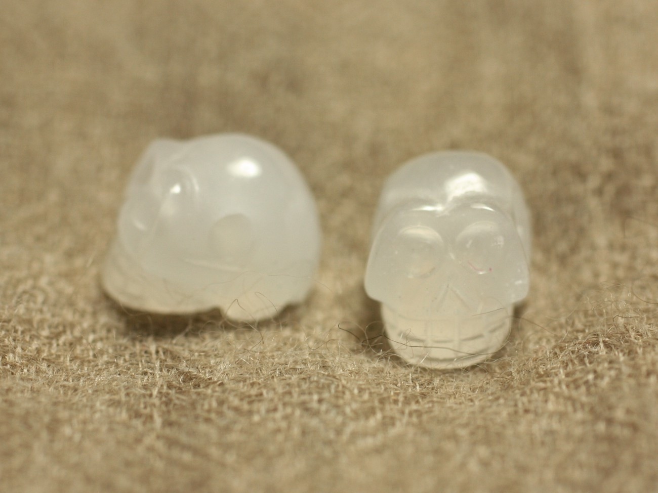 1pc - Perle de Pierre Jade Blanche - Crâne tête de mort 14x10mm Perçage Côté   4558550025647