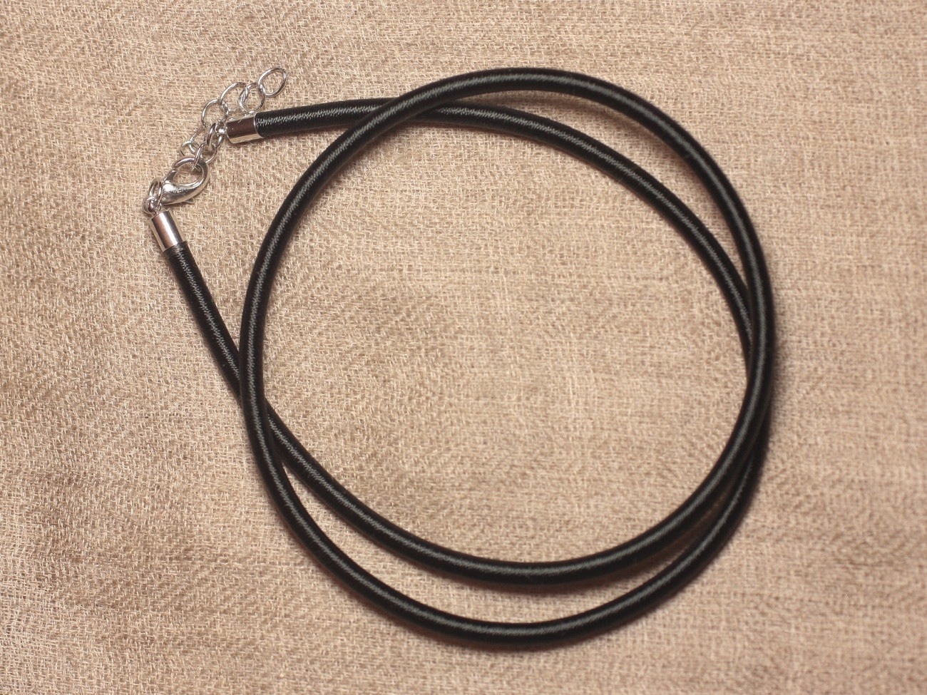 1pc - Collier Tour de cou Tissu Satin Soie Rond 3mm 47cm Noir - 7427039732659
