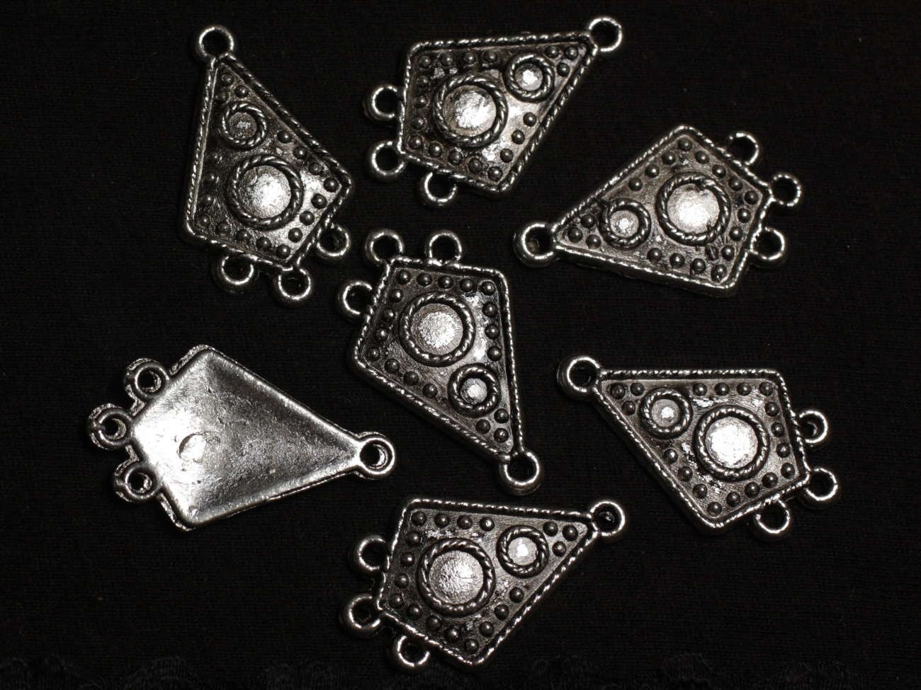 10pc - Perles Connecteurs Métal Argenté Gouttes Triangles 30x18mm - 4558550037817