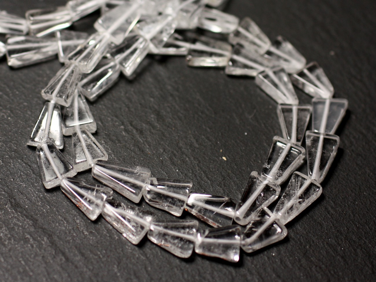 Fil 33cm 36pc env - Perles de Pierre - Cristal Quartz Triangles 6-10mm - 8741140013117 
