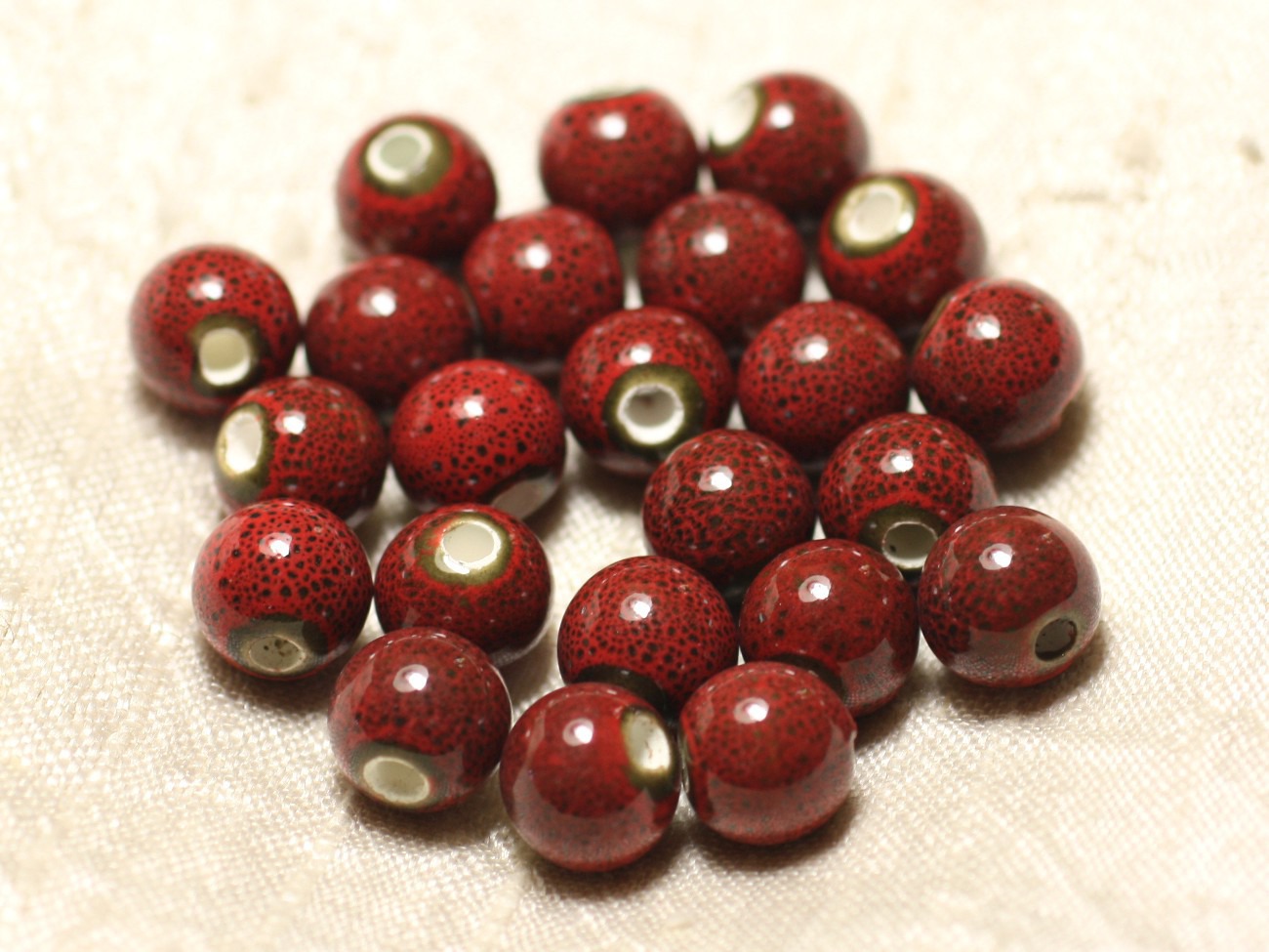 100pc - Perles Céramique Porcelaine Boules 10mm Rouge foncé tacheté 