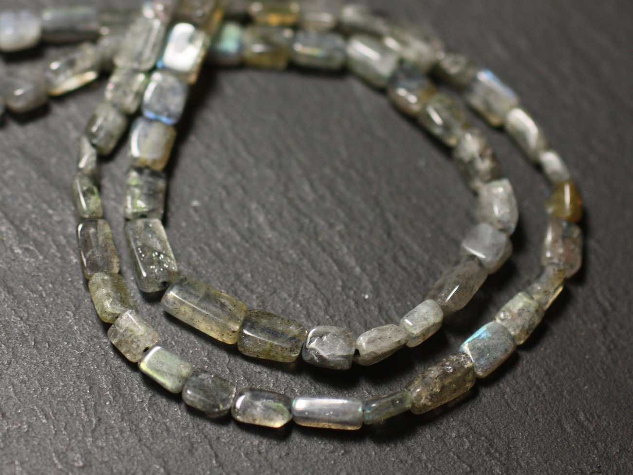 Fil 33cm 62pc env - Perles de Pierre - Labradorite Rectangles Cubes 3-6mm - 8741140012899 