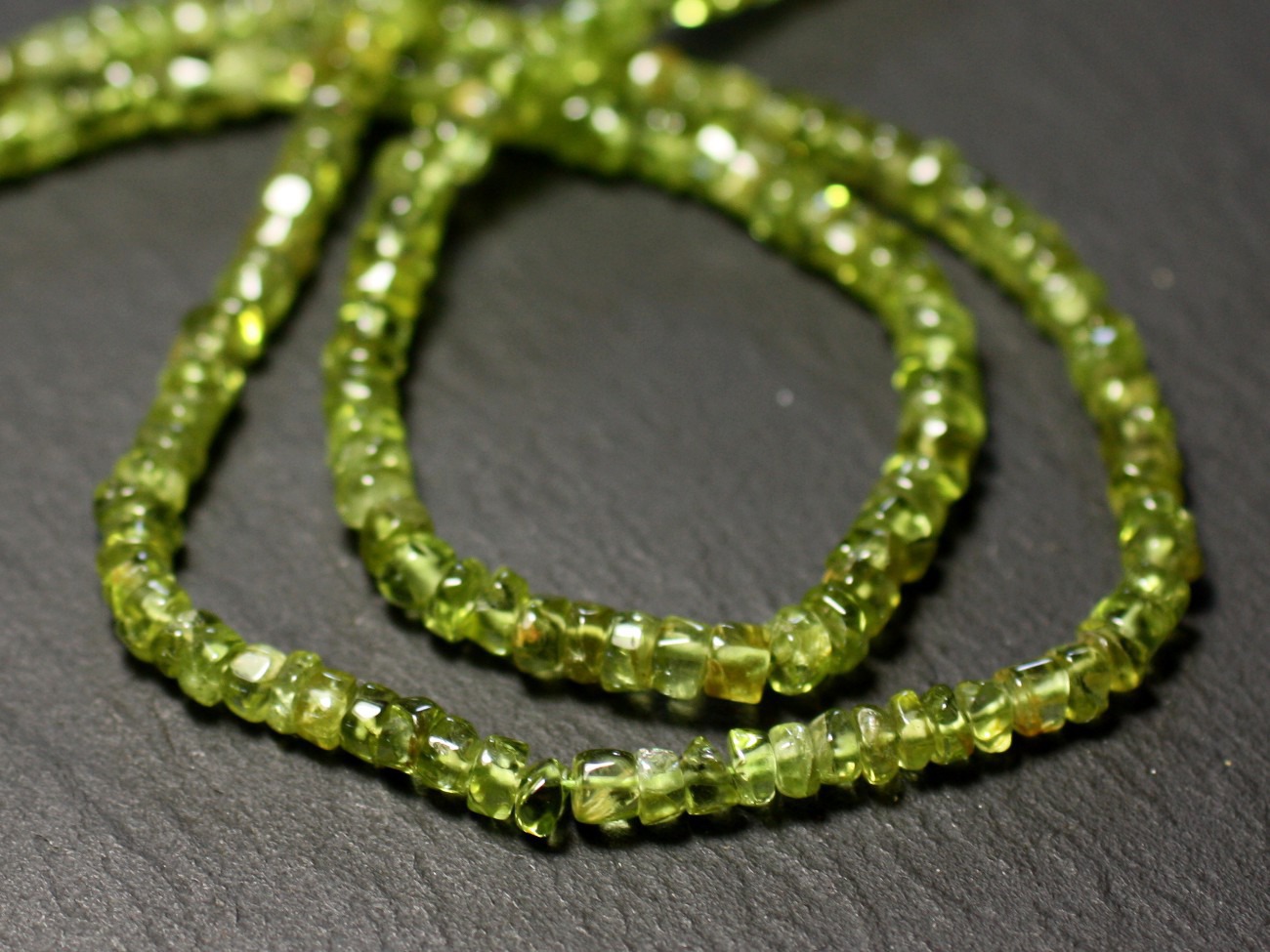 Fil 35cm 145pc env - Perles de Pierre - Péridot Rondelles Heishi 3-5mm - 8741140012998 