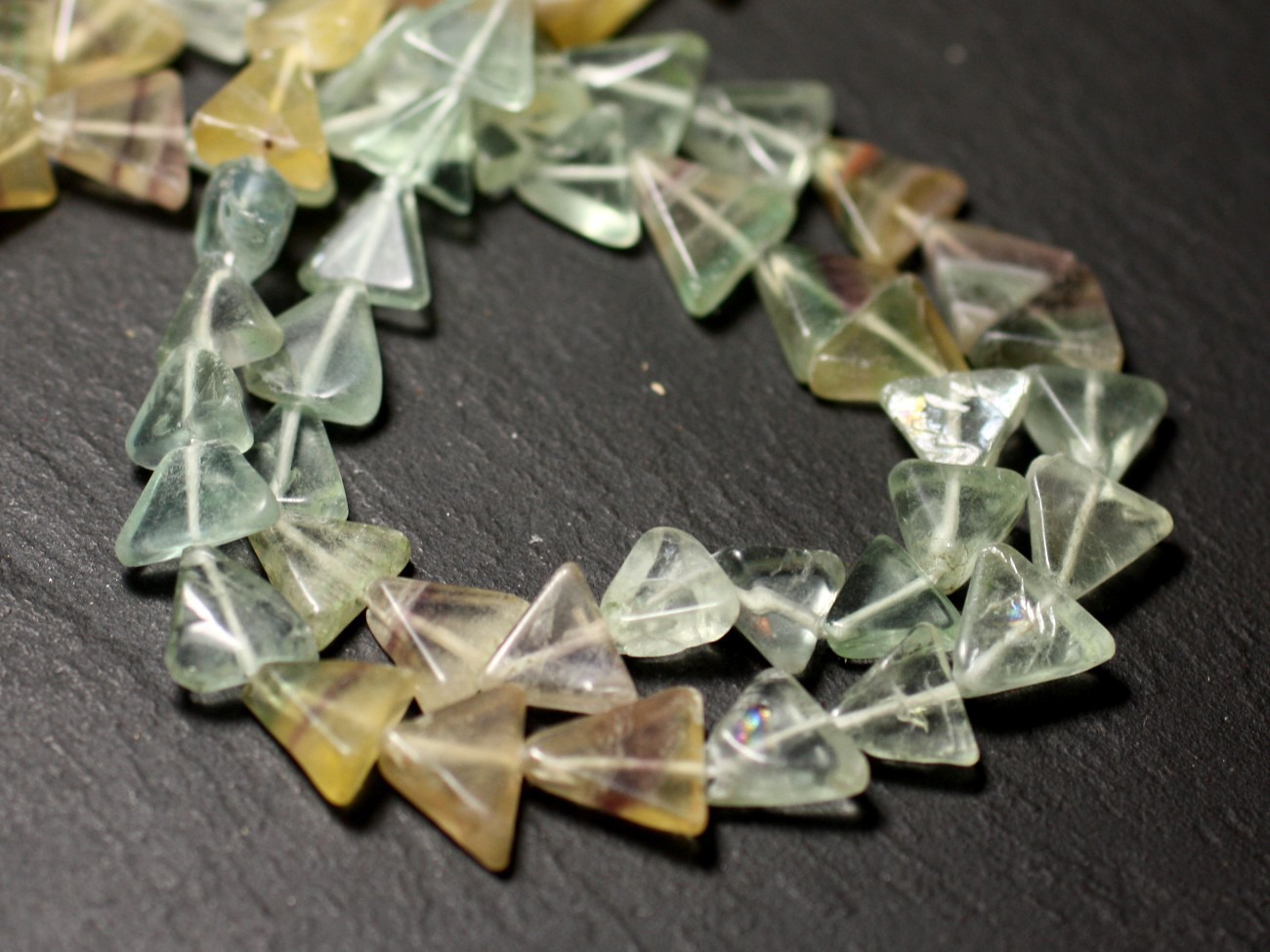 Fil 37cm 44pc env - Perles de Pierre - Fluorite Multicolore Triangles 6-10mm - 8741140013124 