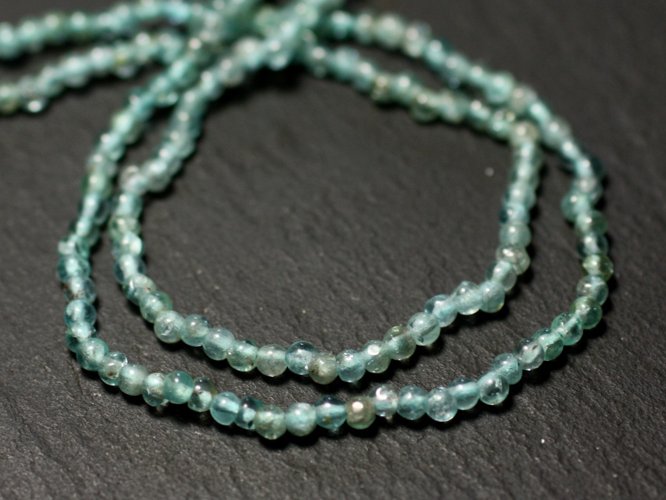 Fil 33cm 75pc env - Perles de Pierre - Apatite Boules 2-5mm - 8741140012370 