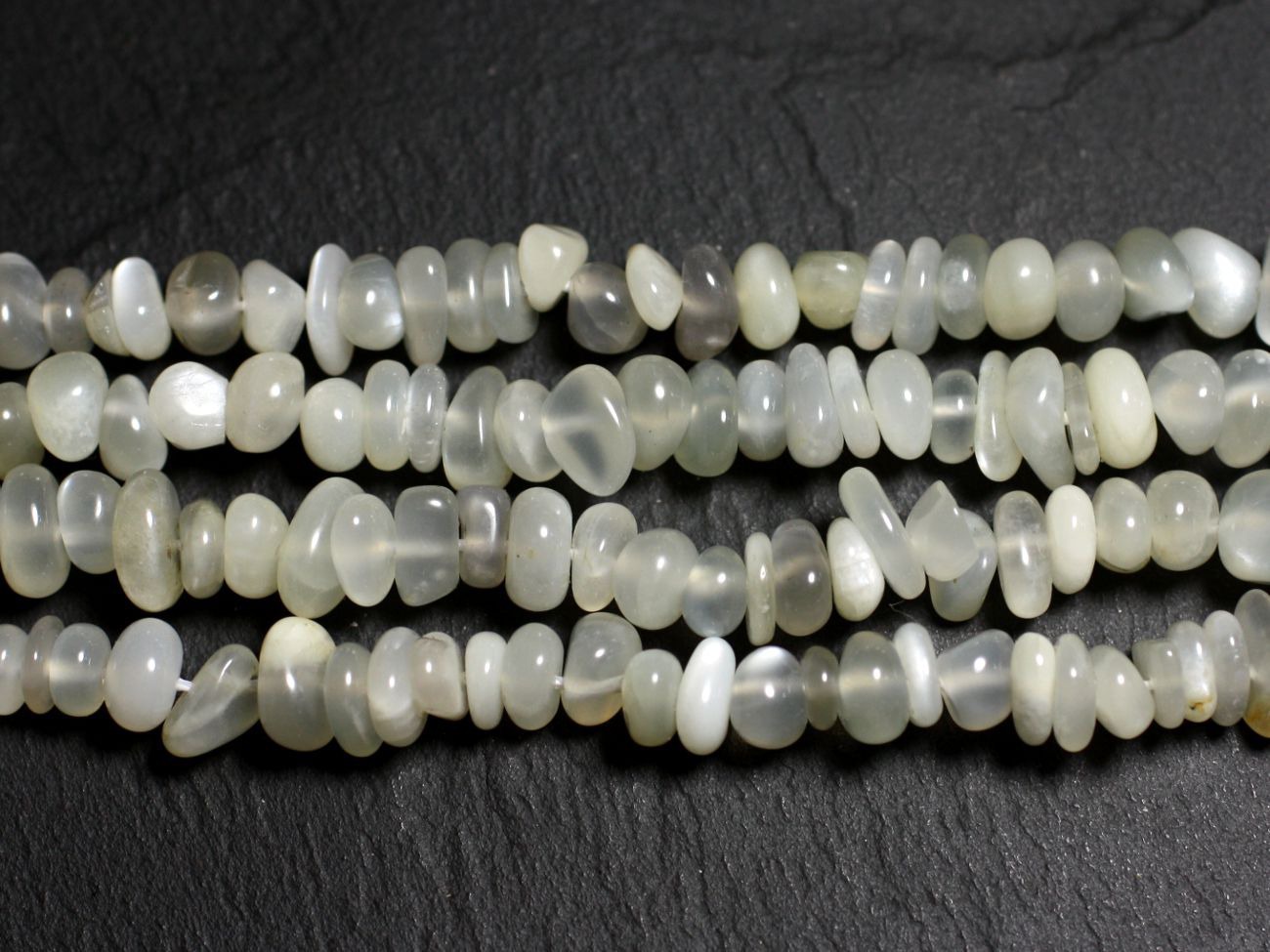 Fil 39cm 120pc env - Perles de Pierre - Pierre de Lune gris blanc Chips arrondies 5-10mm 