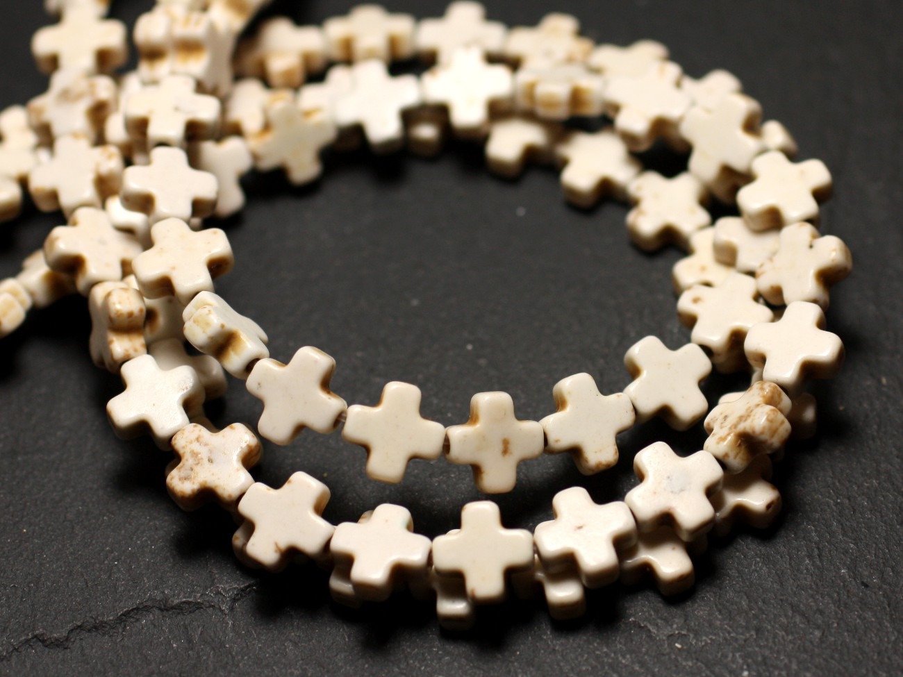 Fil 39cm 49pc env - Perles de Pierre Turquoise Synthèse Croix 8mm Blanc 