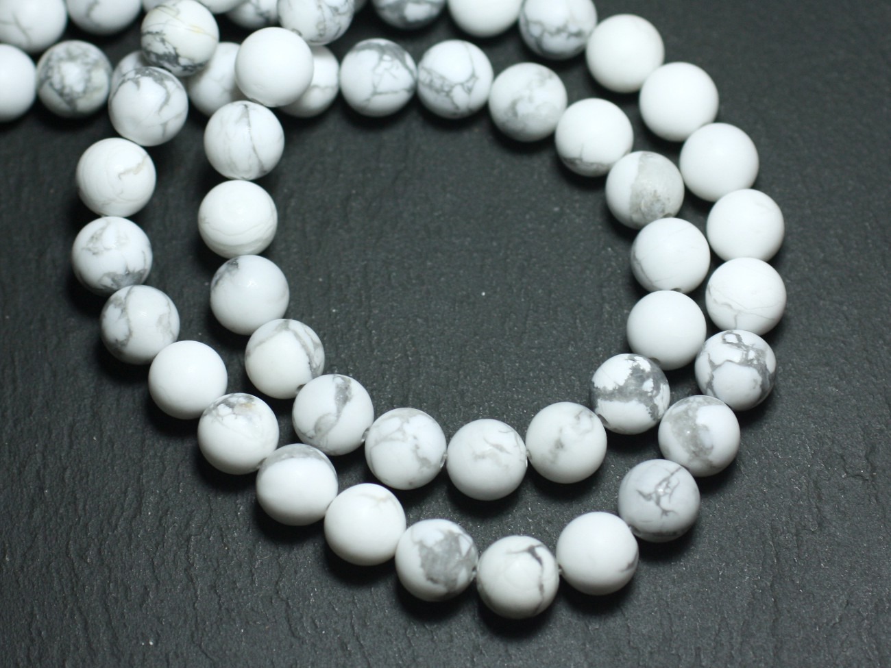 Fil 39cm 46pc env - Perles de Pierre - Howlite Mat givré Boules 8mm 