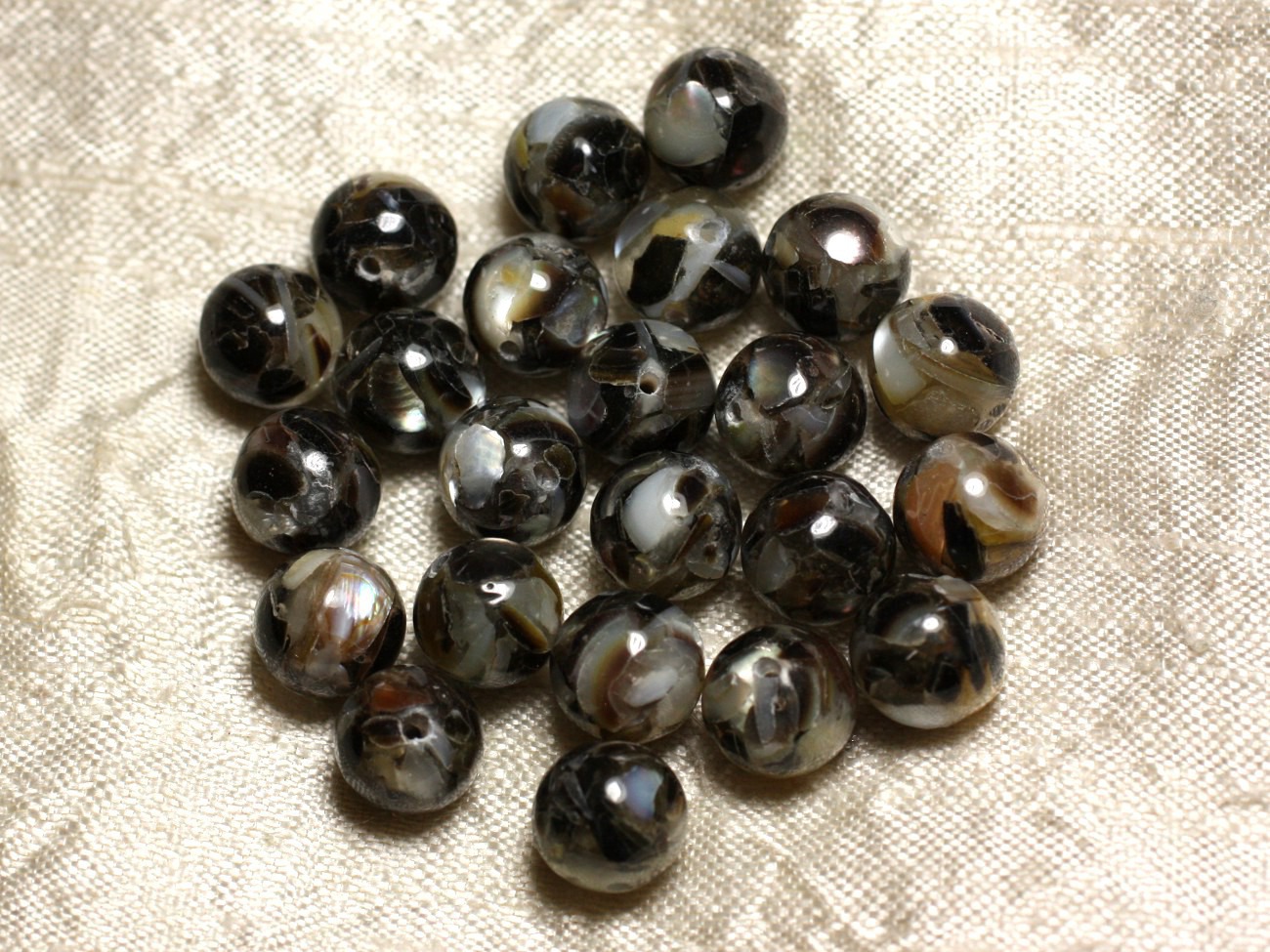 Fil 39cm 37pc env - Perles Nacre et résine Boules 10mm Noir et Blanc 
