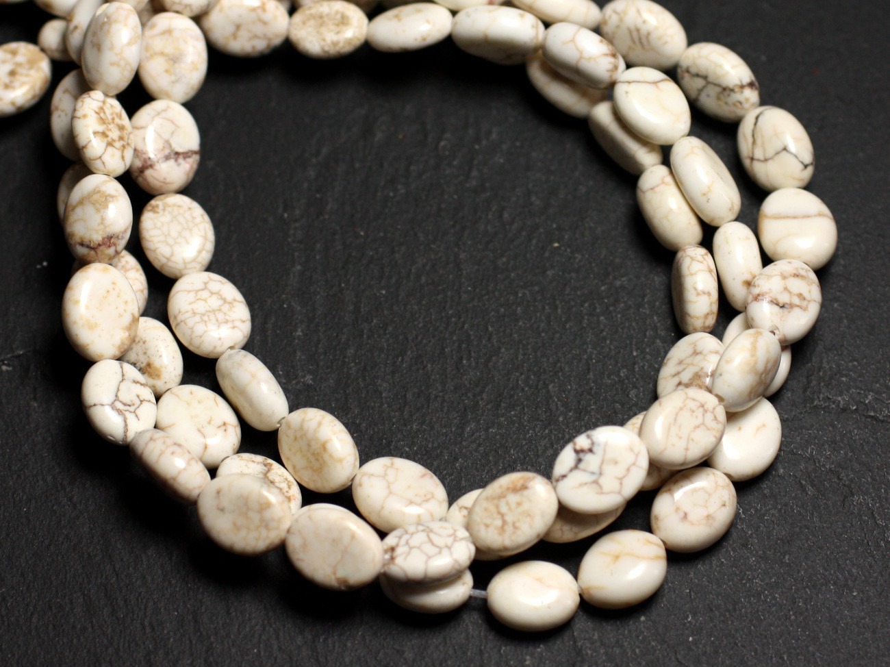 Fil 39cm 44pc env - Perles de Pierre Turquoise Synthèse Ovales 9x7mm Blanc crème 