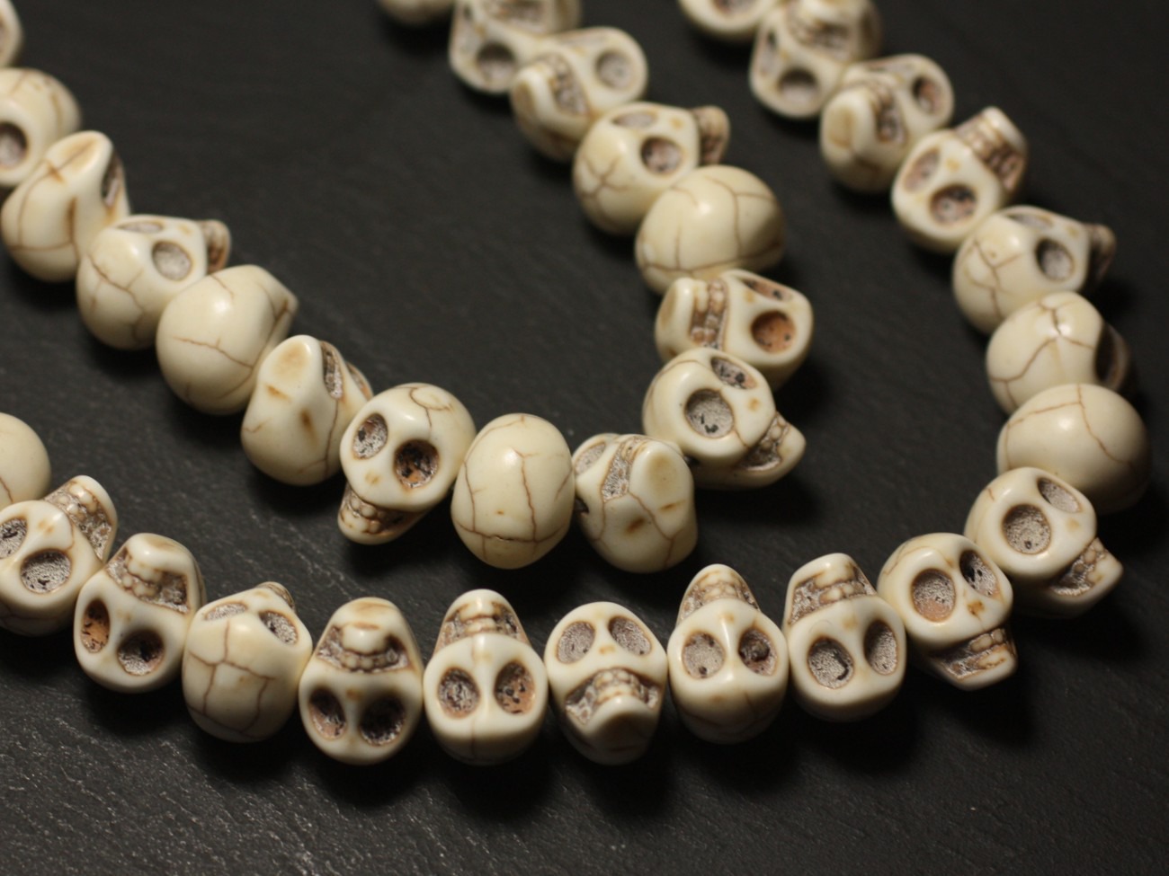Fil 39cm 36pc env - Perles de Pierre Turquoise Synthèse Cranes tete de mort 14x10mm Blanc crème 