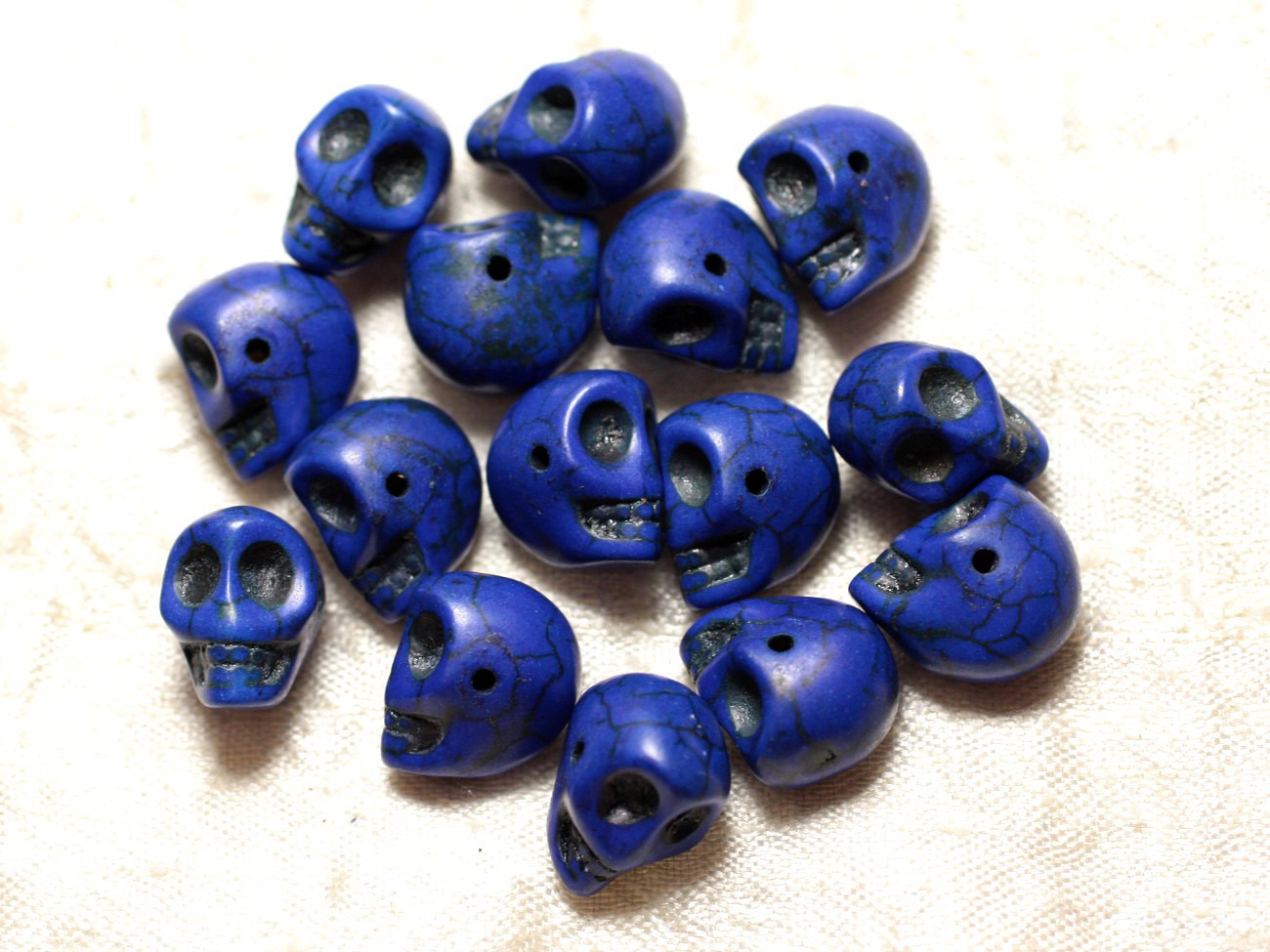 Fil 39cm 36pc env - Perles de Pierre Turquoise Synthèse Cranes tete de mort 14x10mm Bleu nuit 