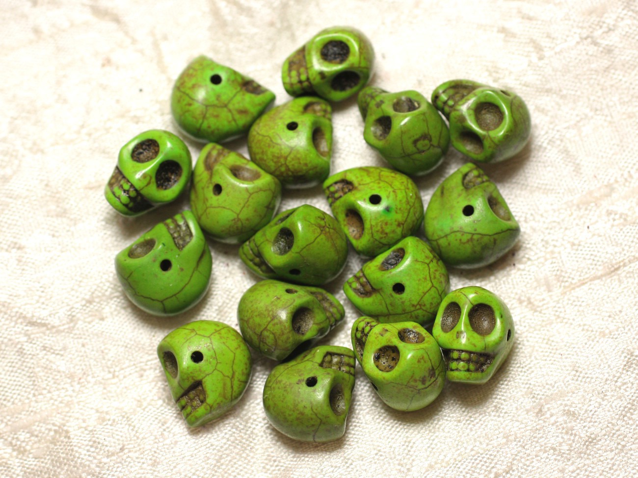 Fil 39cm 36pc env - Perles de Pierre Turquoise Synthèse Cranes tete de mort 14x10mm Vert 