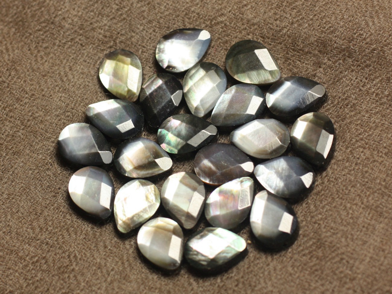 Fil 39cm 26pc env - Perles Nacre noire naturelle Gouttes facettées 14x10mm