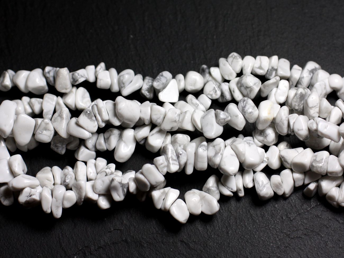 Fil 89cm 250pc env - Perles de Pierre - Howlite Rocailles Chips 5-10mm 