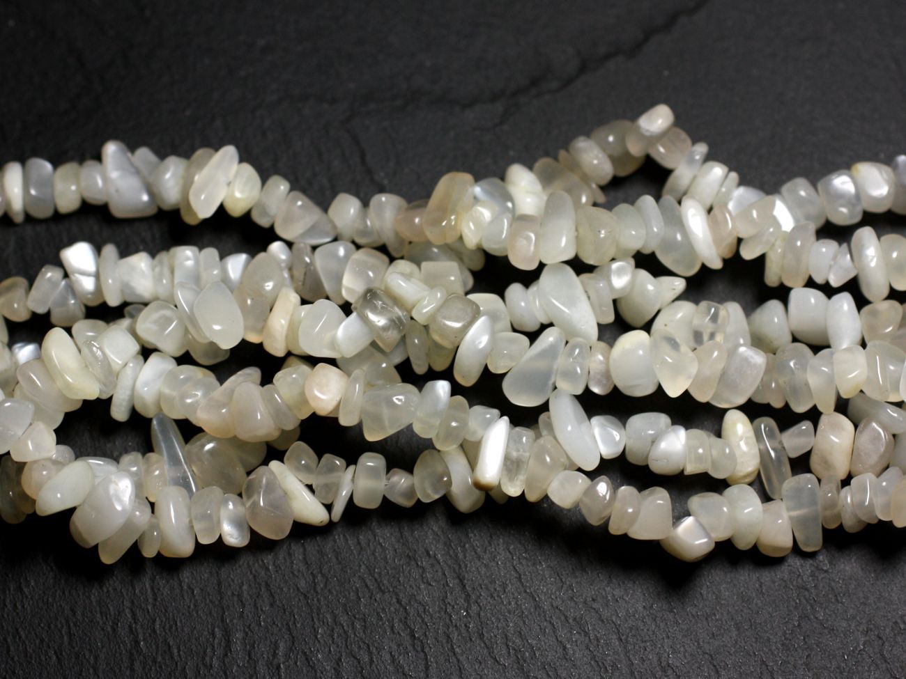 Fil 80cm 270pc env - Perles Pierre de Lune Rocailles Chips 4-10mm blanc gris reflets irisés