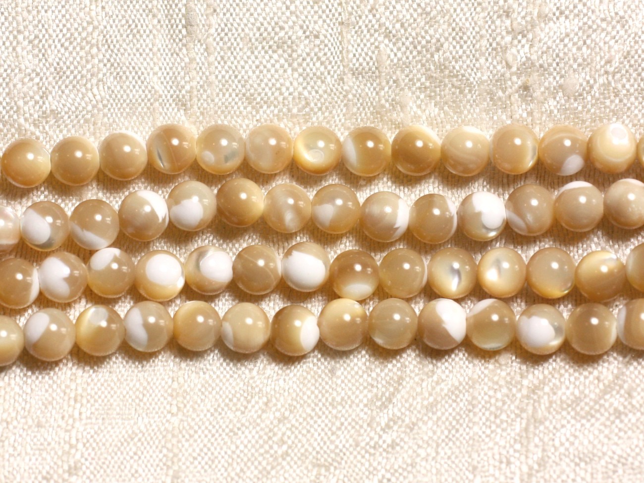 Fil 39cm 70pc env - Perles de Nacre naturelle beige irisée Boules 6mm