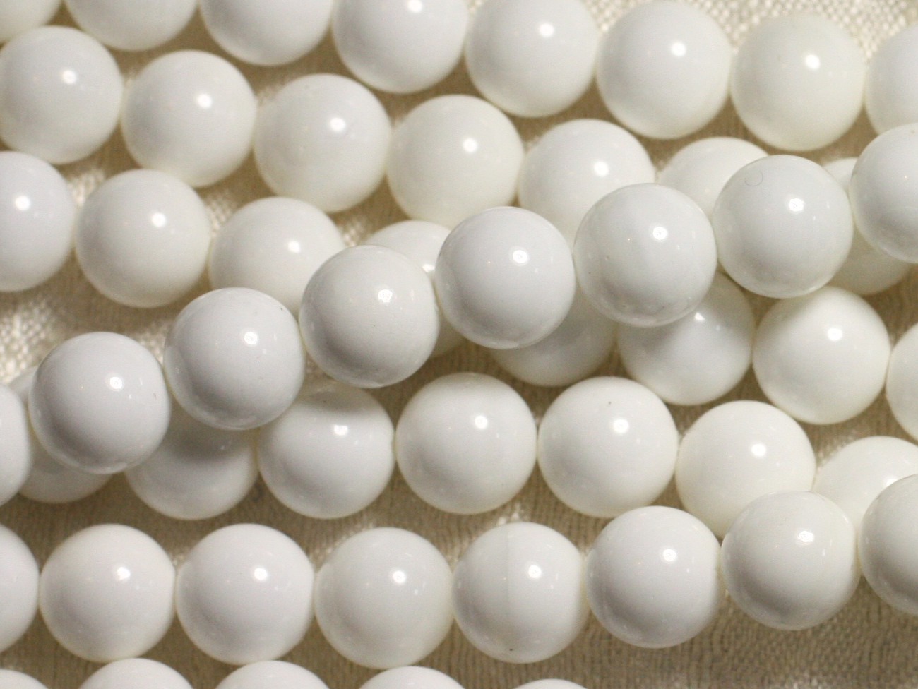 1 Fil 39cm Perles de Nacre blanche opaque Boules 4mm 