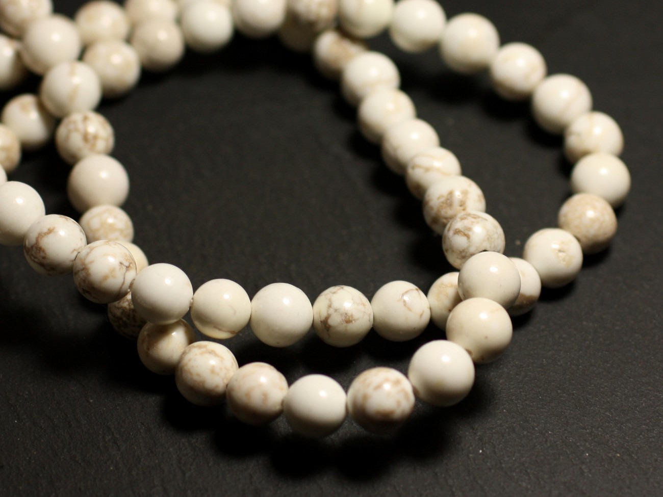 Fil 39cm 63pc env - Perles de Pierre - Magnésite Boules 6mm 