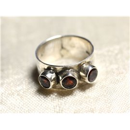 N227 - Hammered 925 sterling silver ring and stone - 4mm round garnet 