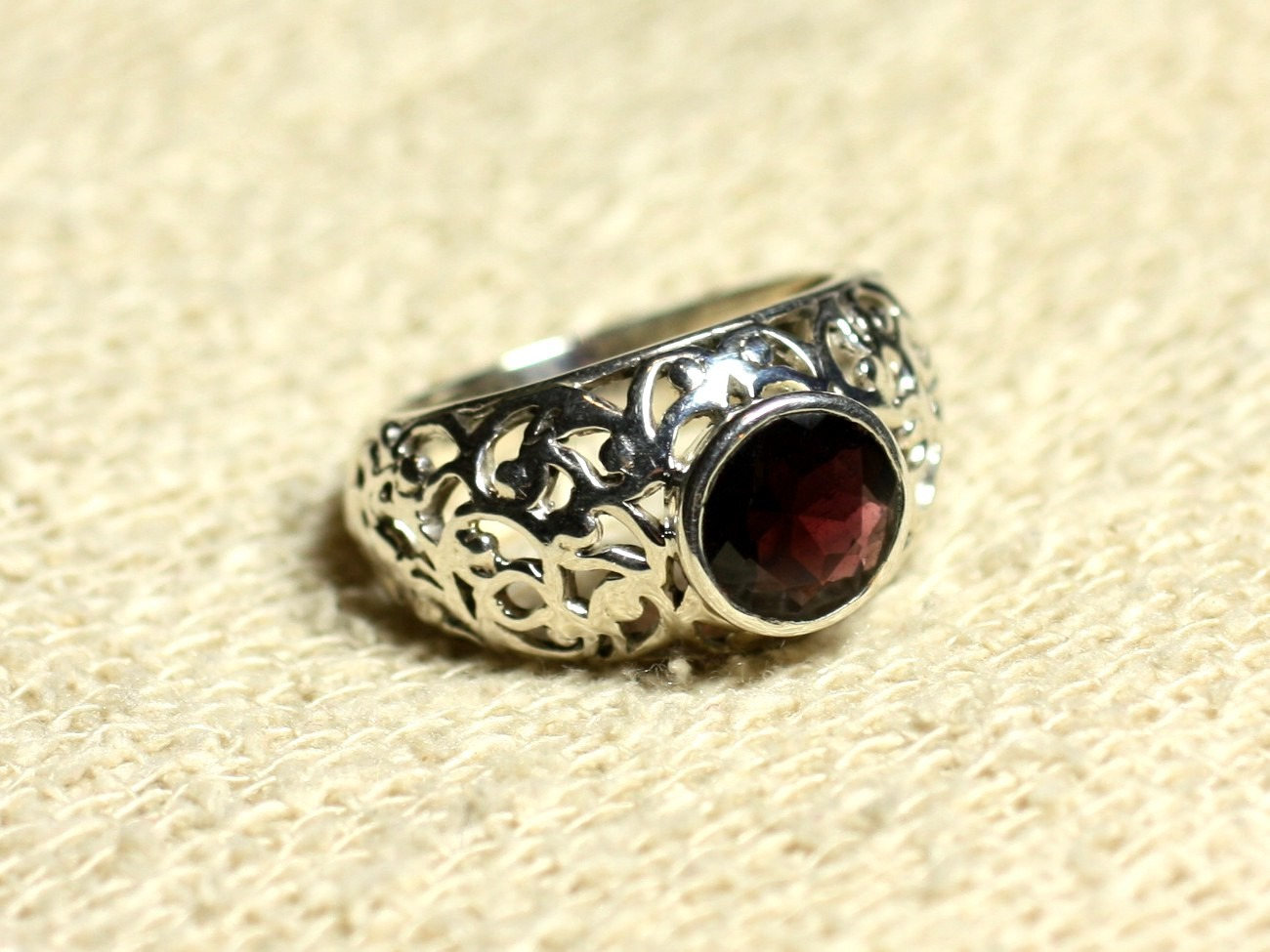 N112 - Bague Argent 925 et Pierre Filigrane Arabesques - Grenat Rond Facetté 8mm 