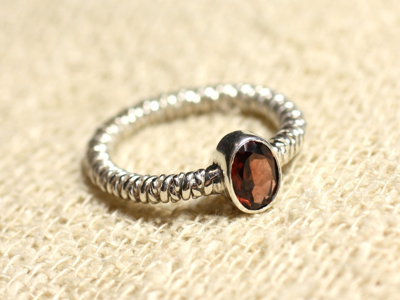 N225 - Bague Argent 925 et Pierre semi précieuse - Grenat Facetté 7x5mm 